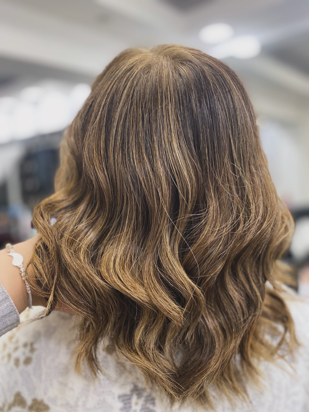 Iluminación cálida y ondas suaves realizadas por Aixa Viola