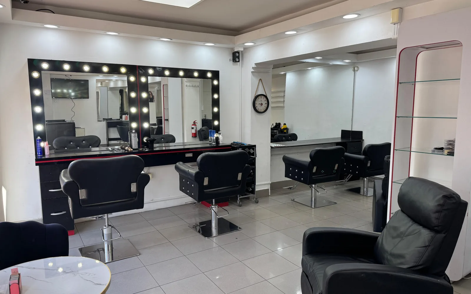 Estaciones de peluquería del salón Fernando Benitez en Arturo Prat 220, La Serena