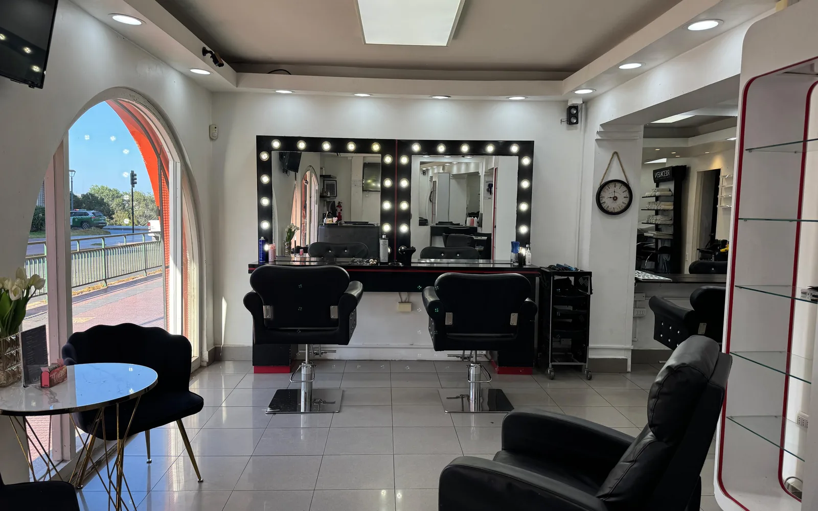 Estaciones de color y corte del salón Fernando Benitez